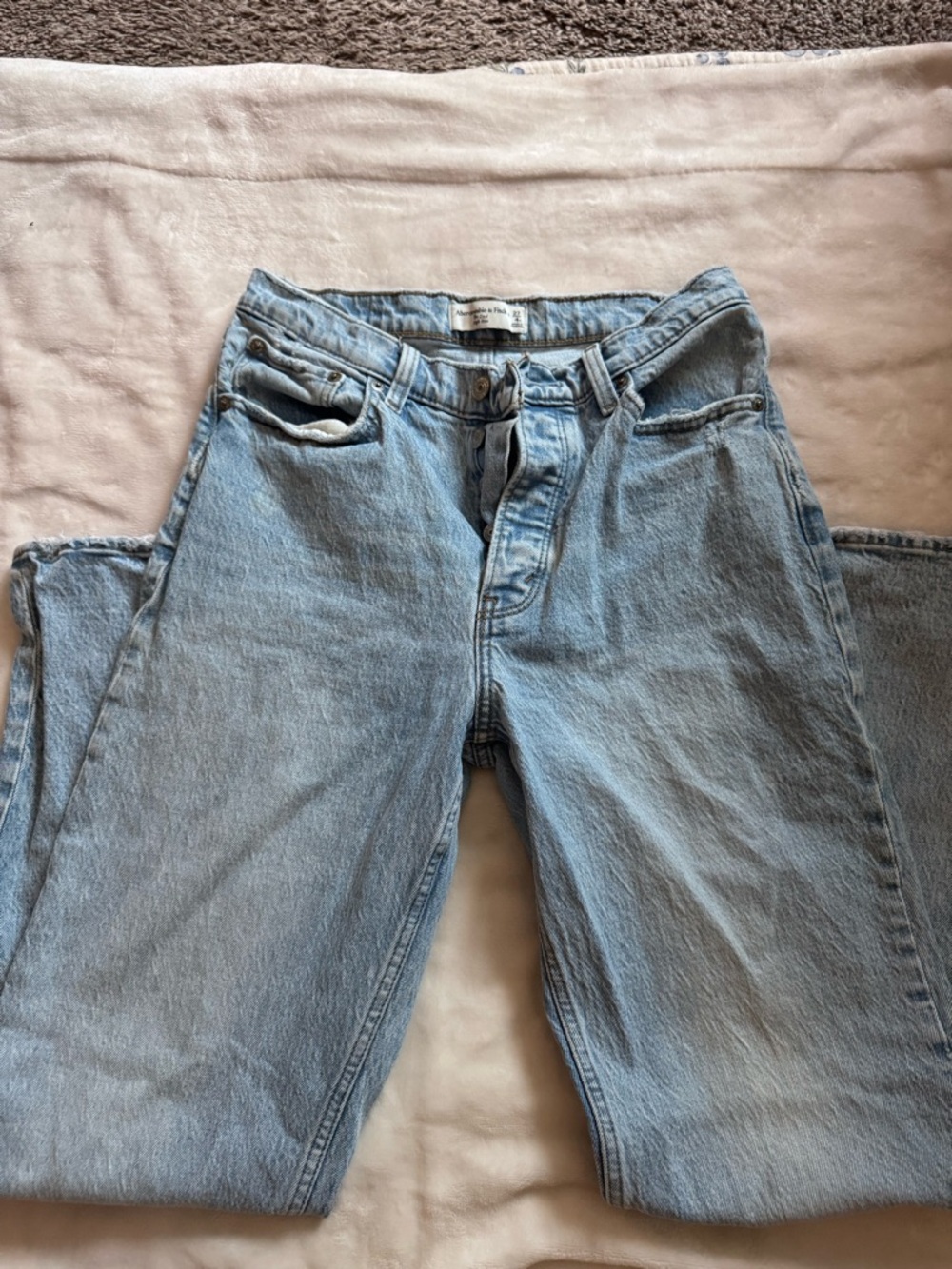 Size 4 Women’s Abercrombie and Fitch Dad jeans medium wash